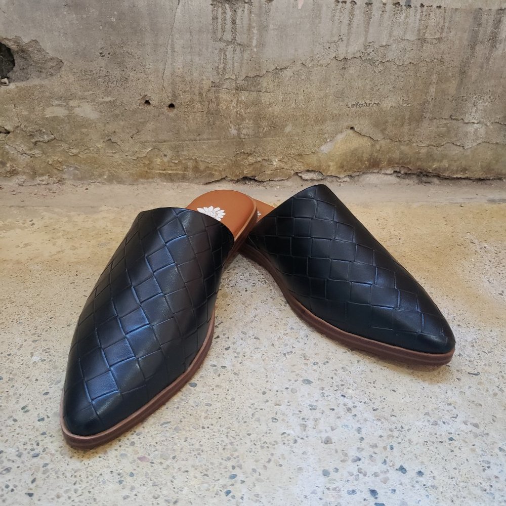 NWT Yellow Box Niabee Black Mule Shoes